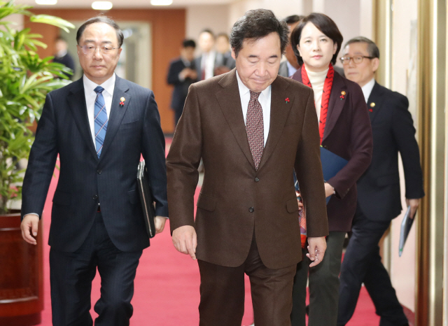 이낙연 국무총리(왼쪽에서 두번째)와 홍남기 경제부총리, 유은혜 사회부총리 등이 24일 오전 서울 종로구 세종대로 정부서울청사에서 열린 국무회의에 참석하기 위해 회의실로 들어가고 있다. /연합뉴스