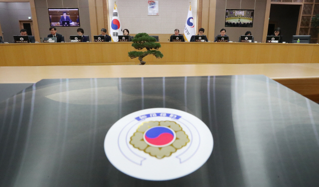 31일 오전 정부세종청사에서 세종-서울 간 영상국무회의가 열리고 있다./연합뉴스