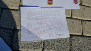 달동네인 서울 노원구 백사마을 어르신들이 보낸 편지가 31일 청와대 앞에 놓여 있다./서종갑기자