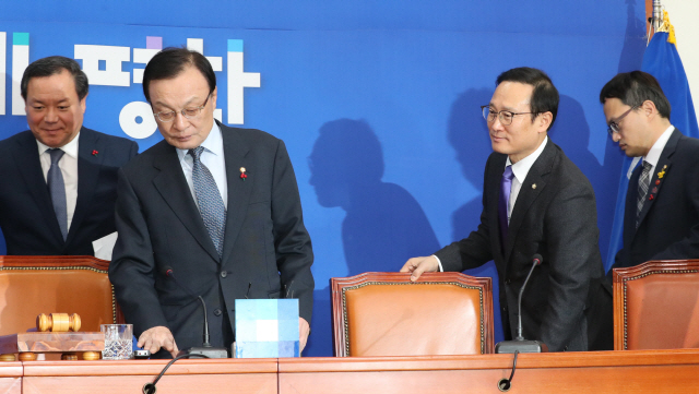 이해찬 더불어민주당 대표와 홍영표 원내대표가 31일 오전 국회에서 열린 최고위원회의에 참석하고 있다. /연합뉴스