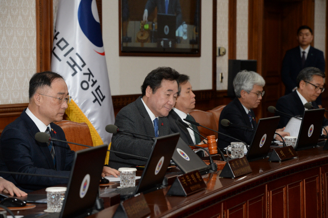 이낙연(왼쪽 두번째) 국무총리가 31일 오전 정부서울청사에서 열린 국무회의에서 최저임금법 시행령 개정안을 통과시키고 있다. /송은석기자