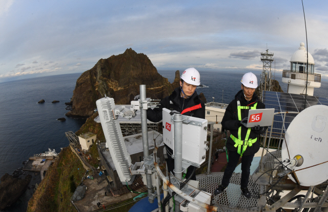 2018년 한국 통신 업계는 서울과 광역시, 제주도 등 주요 지역에 5G 전파를 송출, 세계 최초로 5G 상용화에 성공했다. 5G 스마트폰 단말기가 출시되는 2019년 3월, 5G 서비스가 개인 고객들에게 보급된다. 12월11일 독도 정상 부근에서 KT 엔지니어들이 기지국을 설치하고 있다.   /독도=연합뉴스