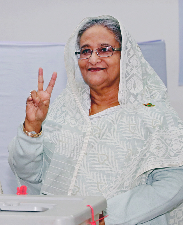 방글라데시 총선이 실시된 30일(현지시간) 수도 다카의 한 투표소에서 셰이크 하시나 방글라데시 총리가 투표한 후 승리의 ‘브이(V) 자’를 만들어 보이고 있다. /다카=EPA연합뉴스
