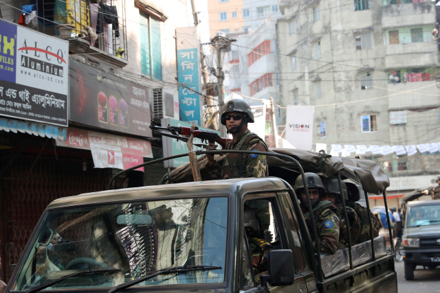 방글라데시 총선이 실시된 30일(현지시간) 수도 다카에서 무장경찰이 차량에 올라 거리를 순찰하고 있다./다카=연합뉴스
