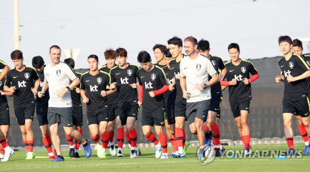 파울루 벤투 감독이 이끄는 축구대표팀 황의조.이청용.황희찬,지동원이 30일 아랍에미리트 아부다비 크리켓 필드에서 열린 훈련에서 가볍게 몸을 풀고 있다./사진=연합뉴스