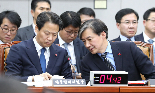 임종석 대통령 비서실장(왼쪽)과 조국 청와대 민정수석이 31일 오후 열린 국회 운영위원회 전체회의에서 관계자가 건넨 메모를 살피고 있다. /연합뉴스