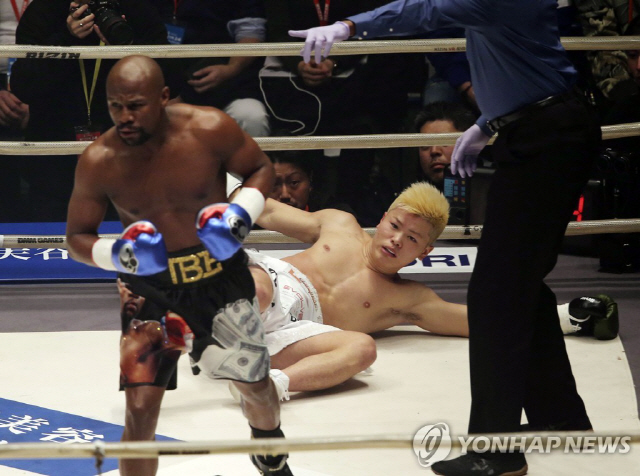플로이드 메이웨더 주니어(41·미국)가 킥복서 나스카와 텐신(20)과의 복싱 경기에서 1회 TKO승을 거뒀다./AP=연합뉴스