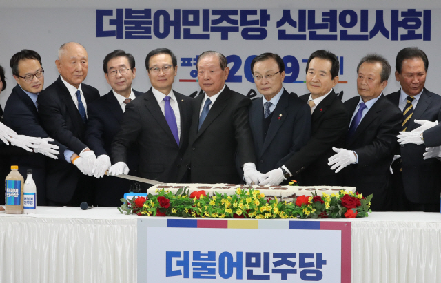 민주당 '똘똘 뭉쳐 내년 총선 압승·2022년 정권 재창출'