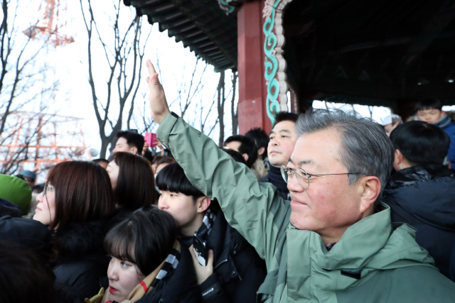 문재인 대통령이 1일 오전 서울 남산 팔각정에서 시민들과 함께 해돋이를 보고 있다. /사진제공=청와대