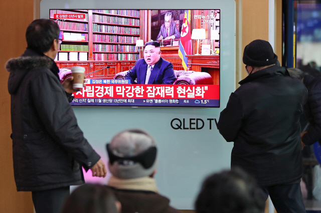 북한 김정은 위원장 신년사 뉴스 보는 시민들 / 연합뉴스