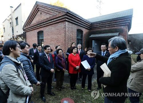 지난해 11월2일 용산기지내 일제시대 일본군 감옥인 위수감옥 앞에서 참석자들이 유홍준 전 문화재청장의 설명을 듣고 있다./연합뉴스