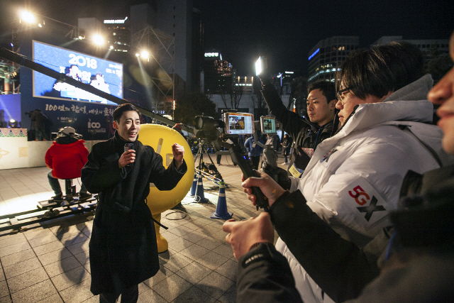 ‘XtvN’ 개그맨 조영빈(왼쪽)씨가 1월 1일 서울 종로구 보신각에서 ‘T라이브캐스터’를 활용해 생중계 방송을 하고 있다. /사진제공=SK텔레콤