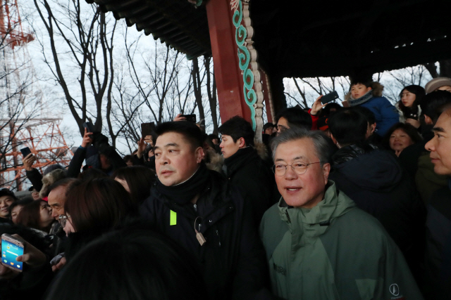 문재인 대통령이 새해 첫 날인 1일 오전 서울 남산 팔각정에서 시민들과 함께 해돋이를 보고 있다./사진제공=청와대