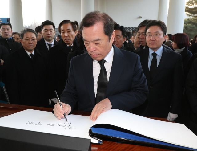 김병준 자유한국당 비상대책위원장이 새해 첫날인 1일 오전 동작구 국립서울현충원을 참배 후 방명록을 남기고 있다./연합뉴스