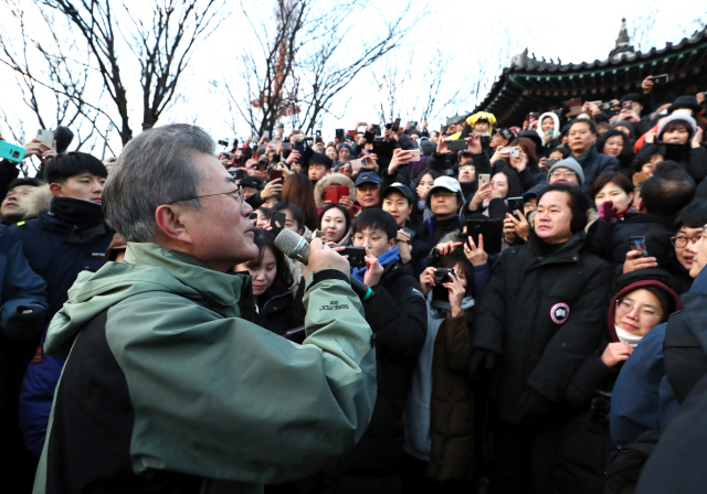 문재인 대통령이 새해 첫날인 1일 오전 서울 남산 팔각정에서 해돋이를 본 후 시민들에게 인사말을 하고 있다./사진제공=청와대