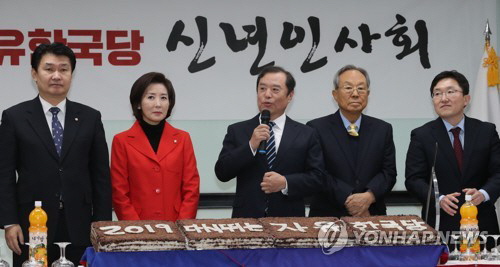 김병준 자유한국당 비상대책위원장이 1일 오전 서울 영등포구 당사에서 열린 자유한국당 신년인사회에서 새해 인사를 하고 있다./연합뉴스