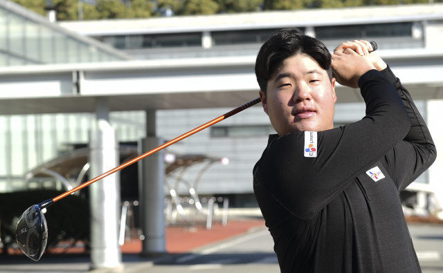 새해 아시아 최초의 PGA 투어 신인왕에 도전하는 임성재가 힘찬 스윙을 선보이고 있다. /송은석기자