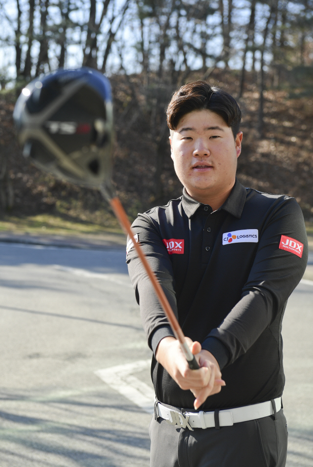 새해 아시아 최초의 PGA 투어 신인왕에 도전하는 임성재가 에이밍 동작을 취하고 있다. /송은석기자
