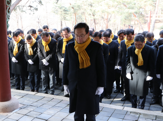 손태승(가운데) 우리은행장 겸 우리금융지주 회장이 1일 경기 남양주시 홍유릉을 우리은행 임원들과 참배하고 있다. 홍유릉은 우리은행 전신인 대한천일은행의 기틀을 마련한 고종 황제의 묘소다. /사진제공=우리은행