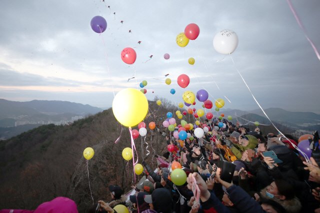 새해 희망 가득담아 날리는 풍선      (광주=연합뉴스) 천정인 기자 = 1일 오전 광주 남구 금당산에서 시민들이 2019년 새해 소망을 적은 풍선을 날리고 있다. 2019.1.1      iny@yna.co.kr  (끝)      <저작권자(c) 연합뉴스, 무단 전재-재배포 금지>