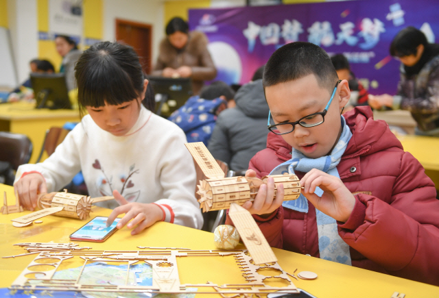 중국 남동부 푸저우의 과학기술박물관이 주최하는 과학 활동에 아이들이 참가하고 있다. / 신화통신