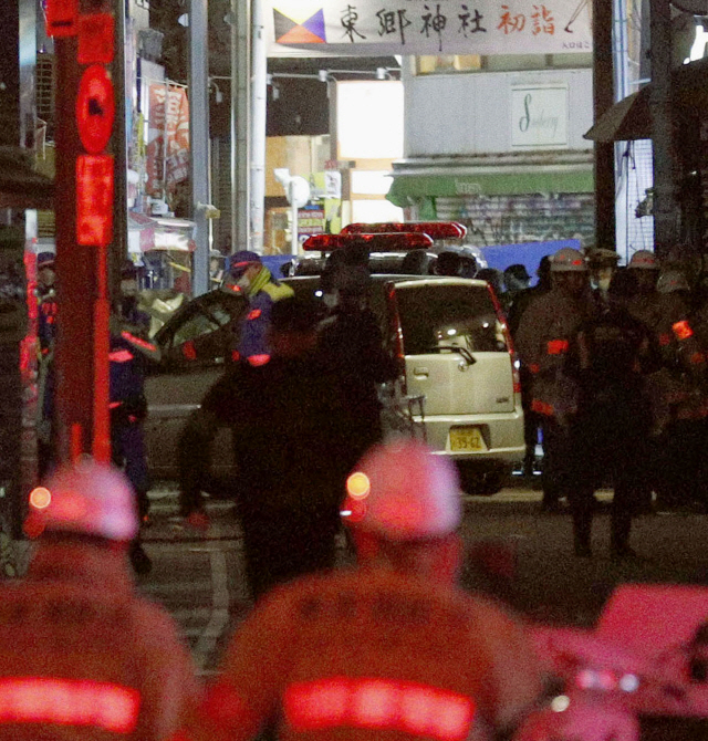 새해 첫날인 1일 오전 일본 도쿄 하라주쿠 인근 번화가에서 21세 남성이 행인들을 들이받은 차량을 경찰들이 조사하고 있다. 이날 차량 폭주로 8명이 부상한 가운데 경찰에 체포된 범인은 “사형제에 대한 보복으로 테러를 일으켰다”고 진술한 것으로 알려졌다.   /도쿄=AP연합뉴스
