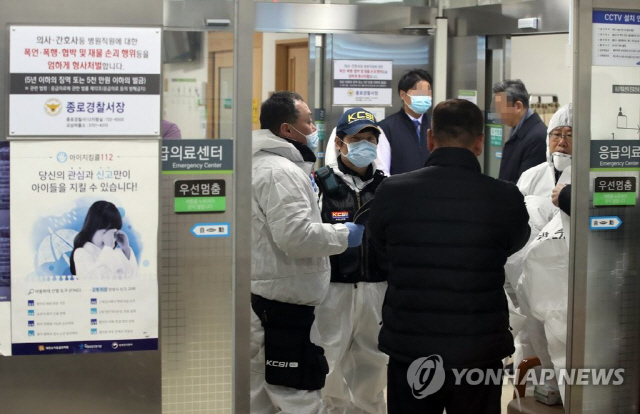 진료 상담을 받던 환자가 의사에게 흉기를 휘둘러 숨지게 한 서울의 한 대형병원에서 31일 경찰 과학수사대 대원들이 현장으로 들어가고 있다./사진=연합뉴스