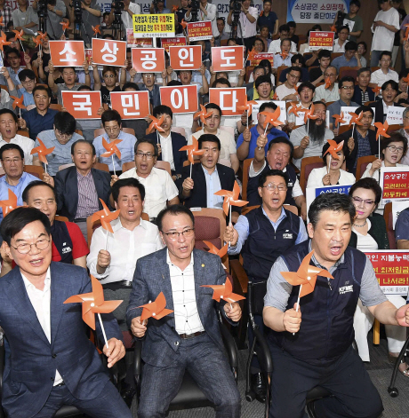 지난해 12월 24일 오후 동작구 소상공인연합회에서 열린 ‘소상공인 생존권 운동연대’ 출범식에서 참석자들이 구호를 외치고 있다.          /송은석기자