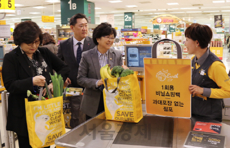 김은경(가운데)환경부장관이 지난해 4월 서울 성수동 이마트 성수점을 방문해 비닐 및 플라스틱 줄이기 캠페인을 독려하고 있다.          /사진제공=이마트