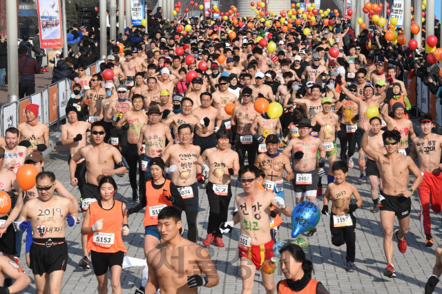‘2019 대전맨몸마라톤’ 대회 참가자들이 힘차게 출발하고 있다. 사진제공=맥키스컴퍼니