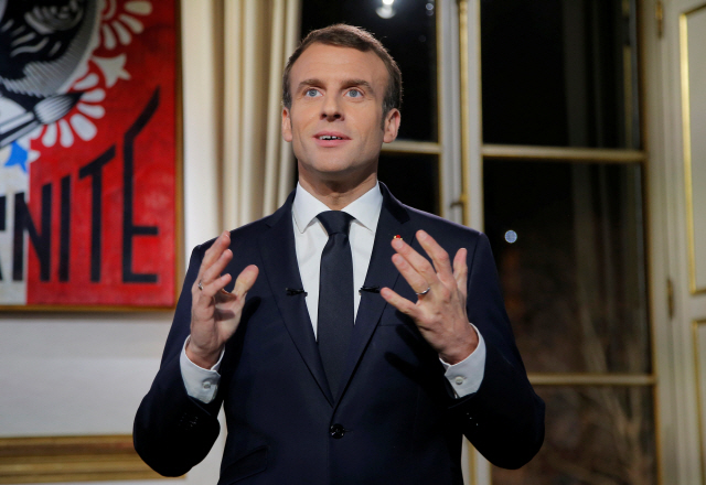 에마뉘엘 마크롱 프랑스 대통령이 지난달 31일(현지시간) 파리 엘리제궁에서 신년사를 발표하고 있다. /파리=로이터연합뉴스