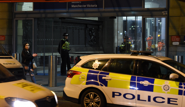 새해를 하루 앞둔 지난달 31일(현지시간)흉기 난동이 발생한 영국 맨체스터 빅토리아 기차역에서 경찰들이 경계를 서고 있다. /맨체스터=AFP연합뉴스