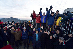 서울 서대문구 안산 봉수대에 오른 시민들이 1일 기해년 해가 뜨는 순간에 맞춰 만세삼창을 하고 있다.  /사진제공=서대문구