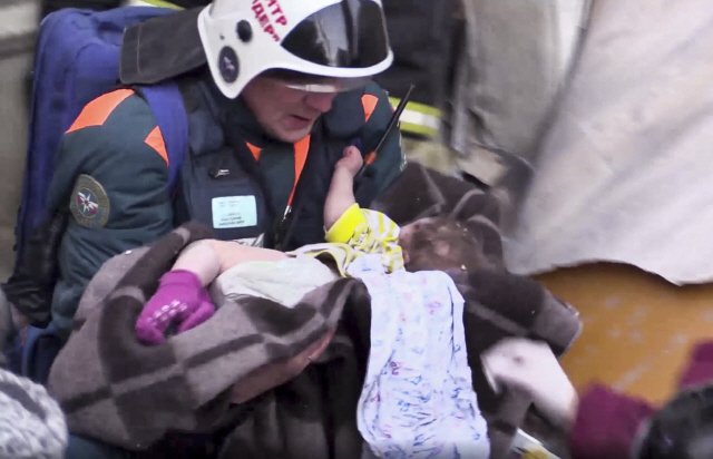 러시아 아파트 붕괴사고 현장서 10개월 아기 기적적 구조