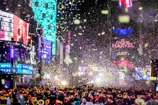 1일(현지시간) 미국 뉴욕 맨해튼 타임스스퀘어에 수많은 인파가 모여든 가운데 새해맞이 행사가 펼쳐지고 있다. /뉴욕=로이터연합뉴스
