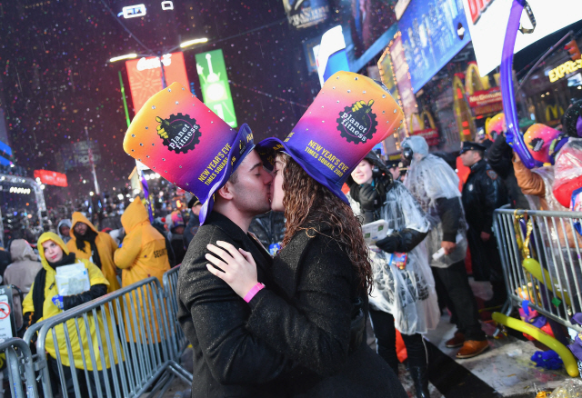 신년 전야인 지난달 31일(현지시간) 미국 뉴욕 맨해튼 타임스스퀘어에서 열린 새해맞이 행사에서 한 연인이 입을 맞추고 있다. /뉴욕=AFP연합뉴스