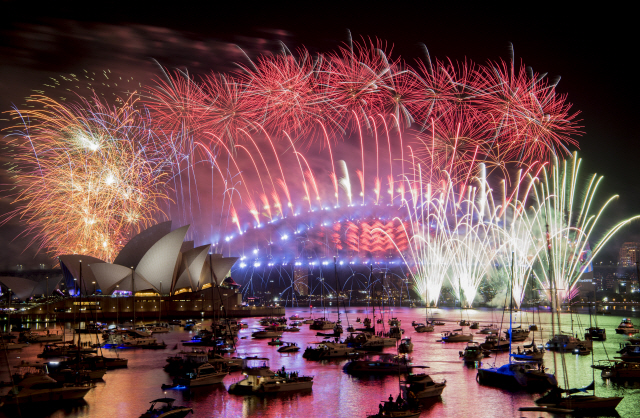 1일(현지시간) 호주 시드니항에서 새해맞이 불꽃축제가 화려하게 펼쳐지고 있다. /시드니=AP연합뉴스