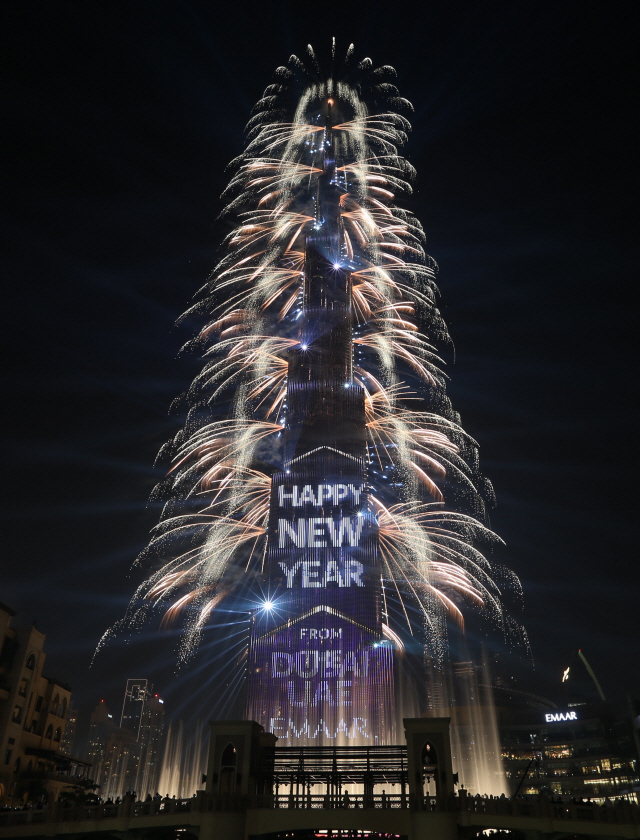 1일(현지시간) 아랍에미리트(UAE) 두바이의 세계 최고층 빌딩 부르즈 칼리파에서 화려한 새해맞이 불꽃축제가 펼쳐지고 있다. /두바이=EPA연합뉴스