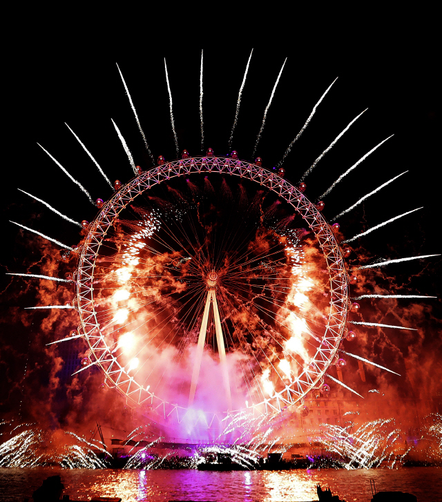 1일(현지시간) 영국 런던의 템스 강변에 있는 원형 전망대 ‘런던아이’(London Eye)를 배경으로 화려한 새해맞이 불꽃놀이가 펼쳐지고 있다. /런던=AP연합뉴스