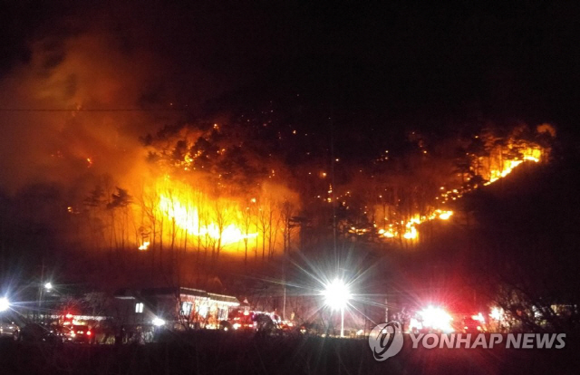 1일 오후 4시 12분께 강원 양양군 서면 송천리 한 야산에서 불이 나 불길이 번지고 있다. 해가 지면서 헬기 진화가 어려워짐에 따라 산림 당국은 산불 확산 저지선을 구축해 밤샘 진화작업을 벌일 예정이다./연합뉴스