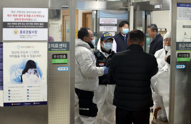 진료 상담을 받던 환자가 의사에게 흉기를 휘둘러 숨지게 한 서울의 한 대형병원에서 지난 12월 31일 경찰 과학수사대 대원들이 현장으로 들어가고 있다./연합뉴스