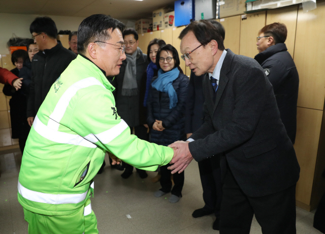 이해찬 더불어민주당 대표가 2일 오전 서울 중구 남대문로 5가 환경미화원 휴게실에서 열린 ‘더불어민주당, 공무관 격려 방문간담회’에서 참석자들과 악수하고 있다. /연합뉴스