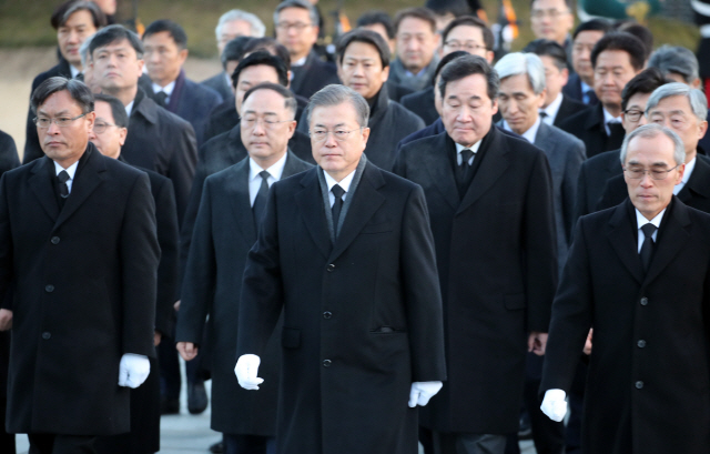 문재인 대통령이 2일 오전 서울 동작동 국립현충원을 찾아 이낙연 국무총리를 비롯한 국무위원, 최재형 감사원장, 청와대 보좌진들과 현충탑을 참배하기 위해 입장하고 있다. /연합뉴스