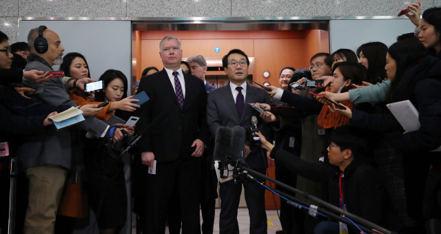 이도훈 외교부 한반도평화교섭본부장과 스티븐 비건 미국 국무부 대북정책특별대표가 지난해 12월 21일 오전 서울 종로구 외교부 청사 로비에서 워킹그룹 2차 회의를 마친 뒤 브리핑을 하고 있다./연합뉴스