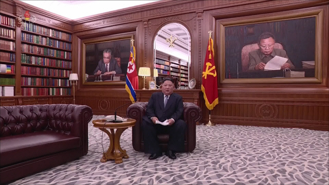 김정은 북한 국무위원장이 1일 오전 9시에 노동당 중앙위원회 청사에서 육성으로 신년사를 발표하고 있다. 김정은 위원장은 예전과 달리 올해는 소파에 앉아 신년사를 발표했다. /연합뉴스