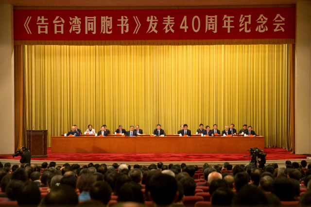 시진핑(가운데) 중국 국가주석이 2일 베이징 인민대회당에서 열린 ‘대만 동포에게 고하는 글 발표 40주년 기념회’ 연설을 통해 대만 독립 시 무력사용 가능성을 경고하고 있다. /로이터연합뉴스