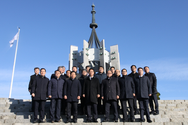 2일 추연길 부산시설공단 이사장, 이정희 안전혁신본부장, 조규호 기반시설본부장, 최해관 행복복지본부장을 비롯해 공단 2급 이상 간부 전원이 중앙공원 충혼탑에서 신년 참배행사를 열고 기념촬영을 하고 있다./사진제공=부산시설공단