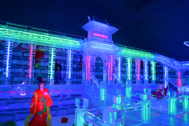 산천어 축제와 자매결연을 맺은 ‘중국 하얼빈 빙등제’의 중국 기술자 32명이 조각한 30종의 작품들이 전시되는 실내 얼음조각 광장.