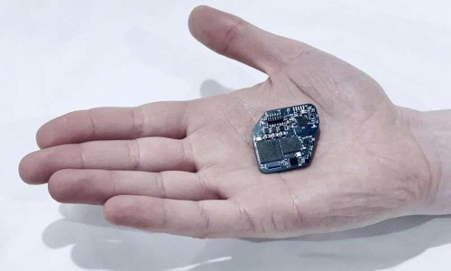 미국 UC버클리 연구팀이 뇌 전기신호를 조절하기 위해 개발한 칩셋.
