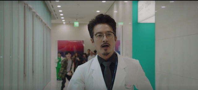 환자의 살해 위협을 피해 도망치는 강준상의 모습/JTBC 스카이캐슬